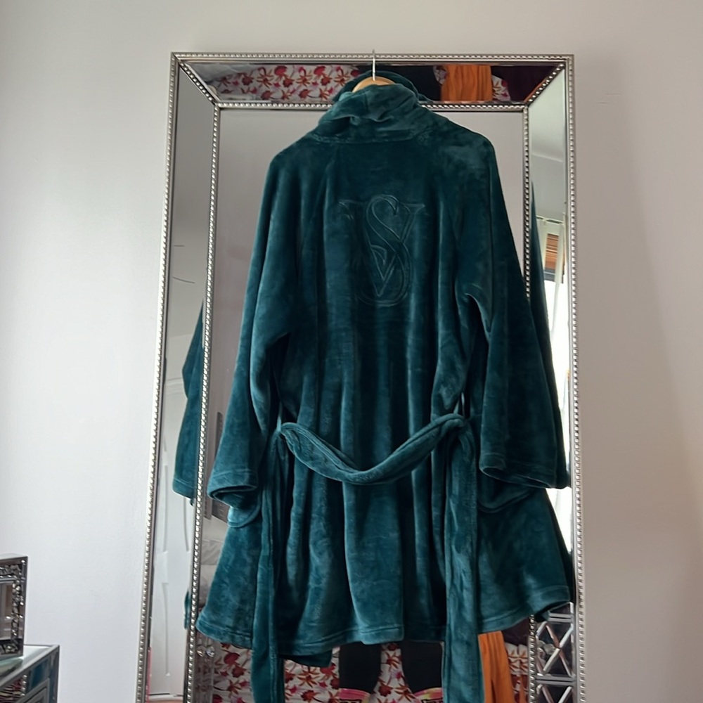 NWT VS Plush Robe - Picture 6 of 9